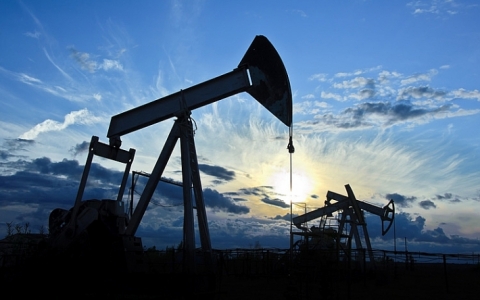 Giá dầu hôm nay 24/2: Quay đầu giảm trước nhiều mối lo