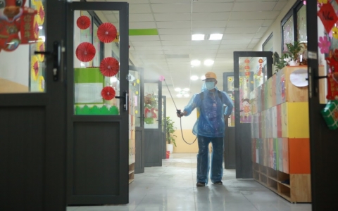 Các trường học tại Hà Nội tổng vệ sinh, phun khử khuẩn đón học sinh trở lại trường