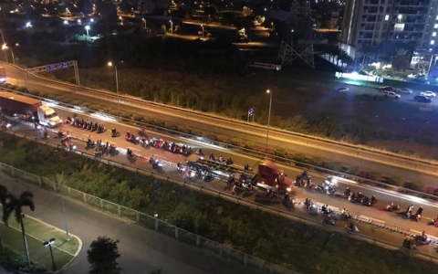 Hàng trăm ‘quái xế’ chặn đường, đua xe bạt mạng trên cao tốc
