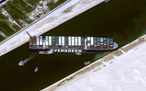8 tàu kéo đến giải cứu tàu container 'cá voi mắc cạn' chặn ngang Kênh đào Suez