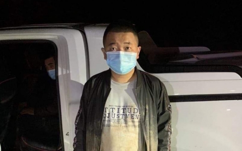 Bị cảnh sát truy đuổi, lái xe chở 4 người Trung Quốc nhập cảnh trái phép đạp cửa bỏ chạy