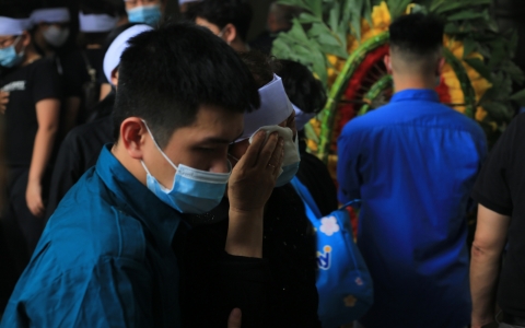 Hàng trăm người chết lặng trong đám tang của gia đình 4 người tử vong trong vụ cháy ở Hà Nội