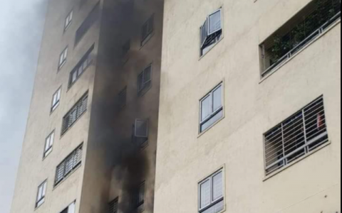Cháy căn hộ chung cư, phụ huynh hốt hoảng ôm con tháo chạy