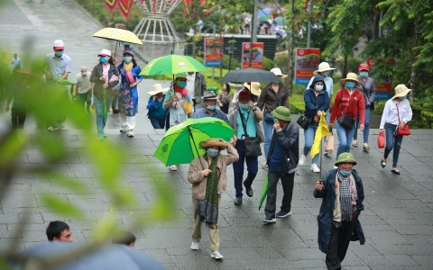 Hàng nghìn người dân ‘đội mưa’ đổ về đất Tổ trong ngày khai hội