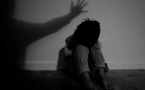 Bé gái 5 tuổi tử vong nghi bị hiếp dâm, bóp cổ đến chết