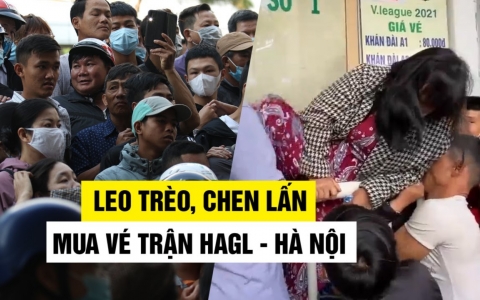 Hàng dài người chen lấn, leo trèo giành mua vé trận HAGL - Hà Nội