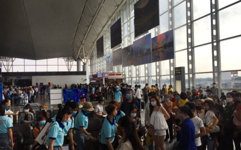 Người dân ‘quên’ đeo khẩu trang tại sân bay Nội Bài