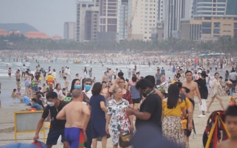 Bãi biển Đà Nẵng 'toàn là người' vì hàng vạn du khách đổ về nghỉ lễ