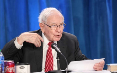 Warren Buffett tích trữ khối tiền mặt khổng lồ bất chấp chứng khoán lập đỉnh