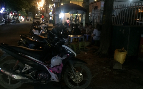 Hà Nội: Trà đá, quán ăn vỉa hè vẫn hoạt động bất chấp lệnh cấm
