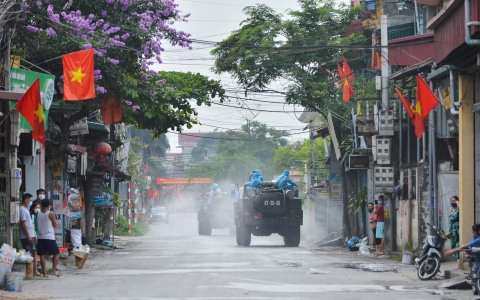 Bộ Tư lệnh Thủ đô điều động xe đặc chủng khử khuẩn, tiêu độc tại khu vực phong tỏa huyện Thường Tín