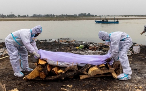 Ấn Độ xác nhận thi thể trên sông là nạn nhân Covid-19, mưa lớn làm lộ nhiều xác chôn vội