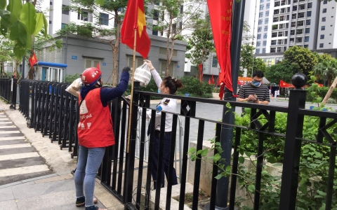 Hà Nội: Người dân liên tục tiếp tế nhu yếu phẩm cho người thân ở chung cư Goldmark City