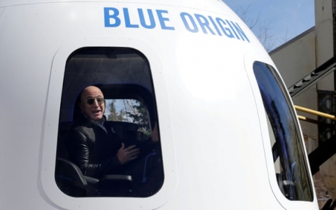 Tỷ phú Jeff Bezos sắp có chuyến du lịch vũ trụ đầu tiên
