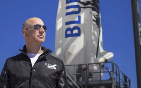 ‘Người giấu mặt’ chi số tiền ‘khủng’ để giành tấm vé du hành vũ trụ cùng tỷ phú Jeff Bezos