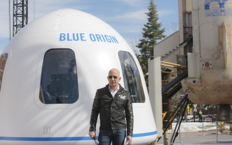 Chưa kịp bay lên không gian, Jeff Bezos đã bị hàng nghìn người kiến nghị cấm trở về Trái Đất