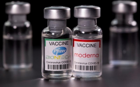 FDA cảnh báo về tình trạng viêm tim hiếm gặp sau khi tiêm vắc xin Pfizer, Moderna