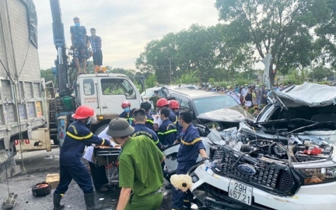 Tai nạn giao thông liên hoàn giữa 9 xe ô tô trên QL1A ở Thanh Hóa khiến ít nhất 3 người thương vong
