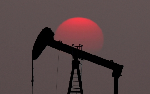 Giá dầu tăng 6 tuần liên tiếp, OPEC hoãn việc ra quyết định về chính sách sản lượng