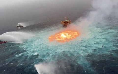 Cảnh cháy đường ống dầu ngoài khơi vịnh Mexico như đang mở ‘cổng địa ngục’