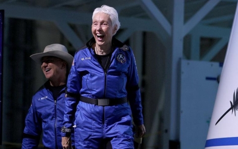 Wally Funk  - Nữ phi công 82 tuổi phàn nàn vì chuyến du hành vũ trụ 10 phút