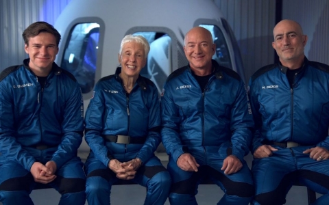 Với 5,5 tỷ USD, Jeff Bezos có thể làm gì cho thế giới nếu không dùng cho chuyến du hành 10 phút ngoài không gian?
