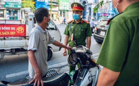 Hà Nội: Xử phạt gần 300 trường hợp và 5 cơ sở vi phạm về giãn cách xã hội