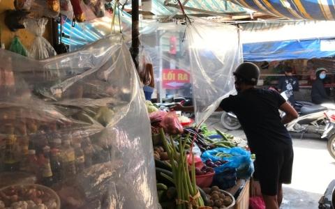 Hà Nội: Người bán rau chợ Phùng Khoang bất ngờ dương tính SARS-CoV-2