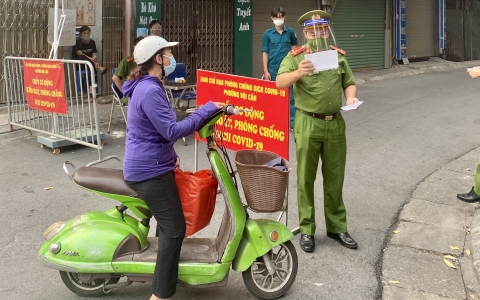 Quận Ba Đình thực hiện phát thẻ đi chợ cho người dân trên địa bàn