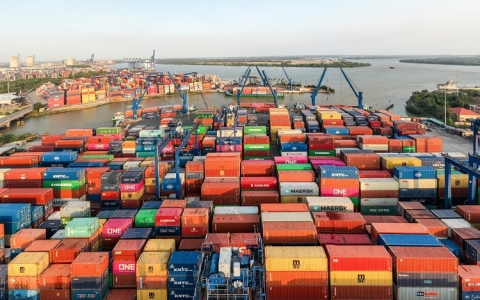 Cảng Cát Lái tạm ngưng tiếp nhận hàng hóa do container tồn đọng quá lớn