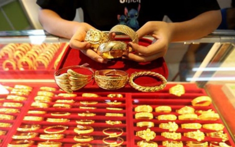 Giá vàng tiếp tục tăng tốc, vượt xa mốc 57 triệu đồng/lượng