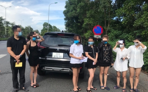Phát hiện ôtô chở 6 cô gái dùng giấy đi đường giả khi kiểm soát Covid-19