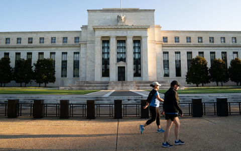 Thị trường việc làm giảm tốc, Fed sẽ thắt chặt chính sách tiền tệ?