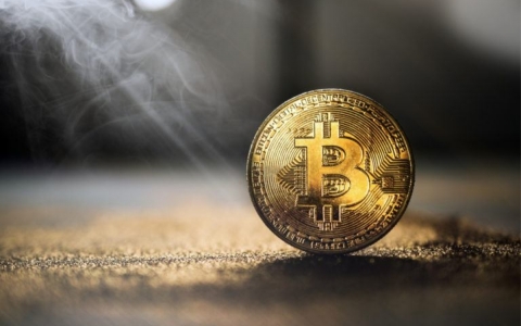 Bitcoin nổi sóng, loạt altcoin bốc đầu tăng giá