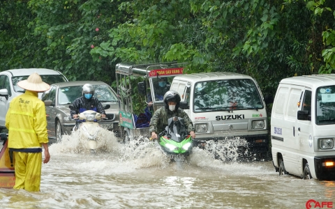 Đại lộ Thăng Long ngập sâu, nhiều hầm chui dân sinh biến thành sông