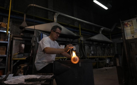 Làng nghề thổi thủy tinh hơn 700 tuổi đứng trước nguy cơ sụp đổ do giá khí đốt tăng cao