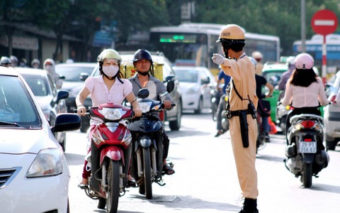 Hà Nội: Tạm giữ 83 giấy tờ, tước 11 giấy phép lái xe vi phạm trong ngày
