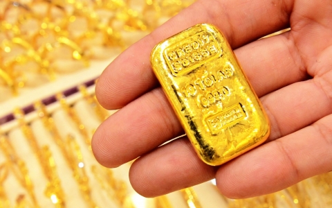 Giá vàng thế giới tăng mạnh, vượt qua mức 1.800 USD/ounce
