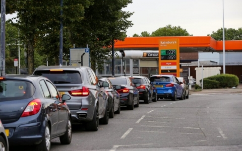 Giá xăng tại Anh tăng lên mức cao kỷ lục