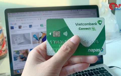 Khách hàng cần lưu ý gì về thủ tục và chi phí đổi thẻ ATM từ sang thẻ chip?