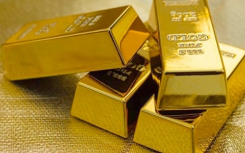 Giới đầu tư bán tháo, giá vàng tiếp tục giảm