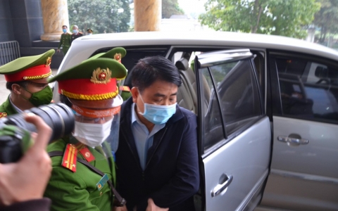 Ông Nguyễn Đức Chung hầu toà trong vụ mua chế phẩm xử lý nước hồ ở Hà Nội