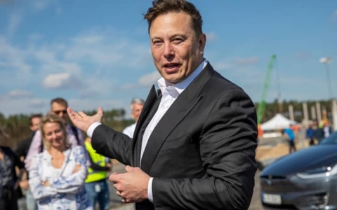 Elon Musk tiếp tục bán hơn 900 triệu USD cổ phiếu Tesla