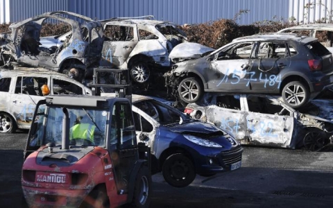 Gần 900 chiếc ô tô ở Pháp bị đốt cháy để ăn mừng đêm giao thừa