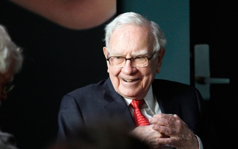 Warren Buffett kiếm hơn 120 tỷ USD khi Apple chạm mốc vốn hóa 3 nghìn tỷ USD