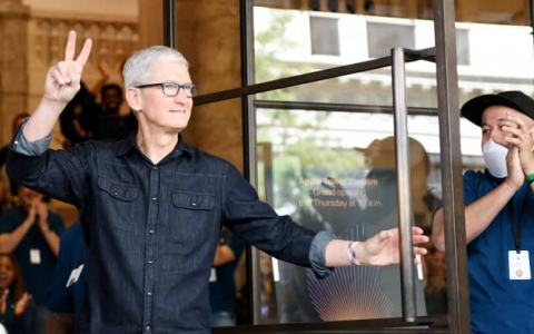 CEO Apple Tim Cook đã kiếm được bao nhiêu trong năm 2021?