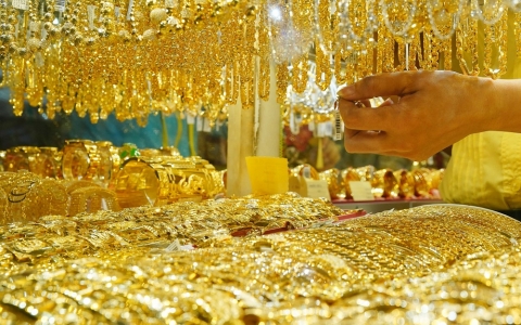 Giá vàng thế giới tăng mạnh, trong nước tiến gần mốc 62 triệu đồng/lượng