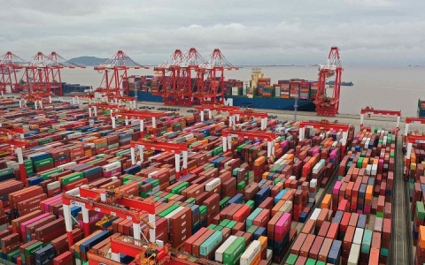 Cảng container lớn nhất thế giới tắc nghẽn nghiêm trọng do ‘Zero Covid’