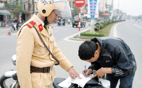 Hà Nội: Tạm giữ 162 bộ giấy tờ, tước 22 giấy phép lái xe trong ngày