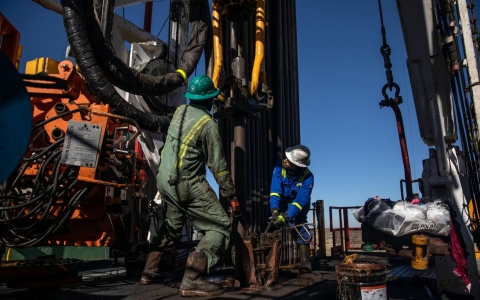 Các ‘đại gia’ dầu mỏ thu lợi nhuận khổng lồ nhờ cơn sốt giá dầu